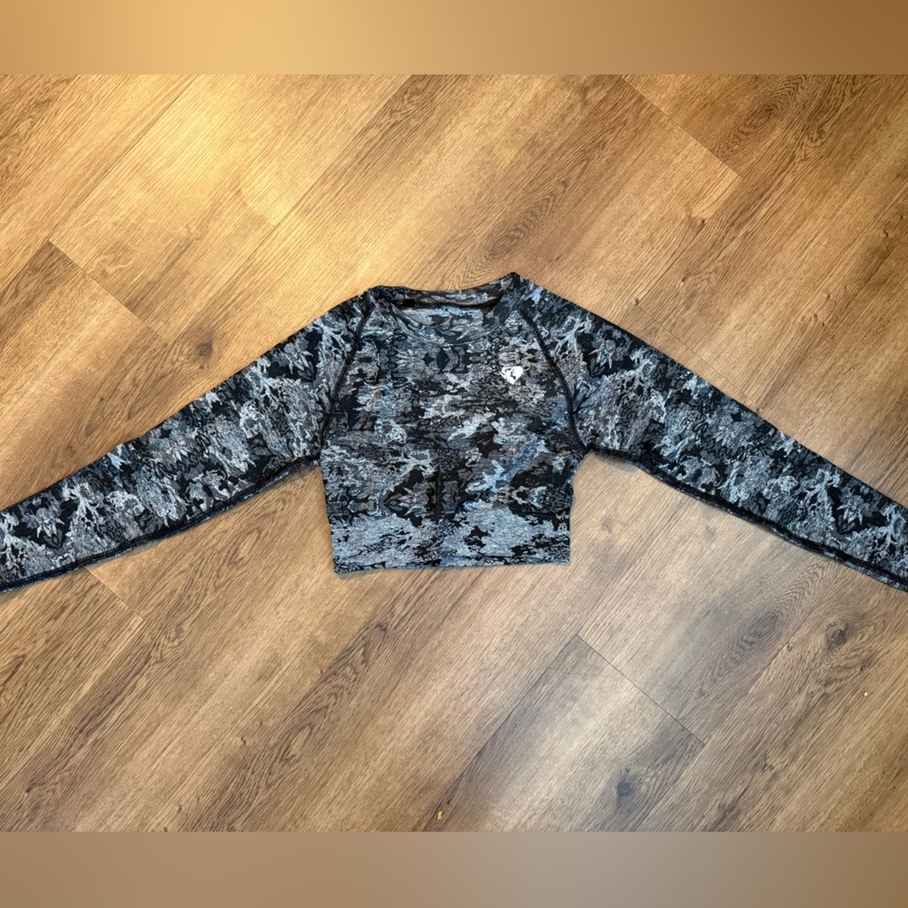 Black & Gray Camo Workout Long Sleeve Crop Top